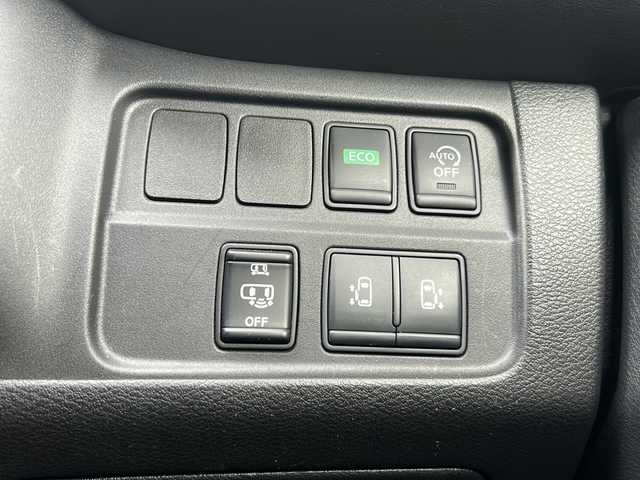 日産 セレナ ハイウェイスター 静岡県 2016(平28)年 8.9万km ブリリアントホワイトパール ストラーダナビ/・CD/DVD/・Bluetooth/・FM/AM/・SD/・フルセグTV/主要装備/・後席フリップダウンモニター/・エマージェンシーブレーキ/・両側パワースライドドア/・前後ドライブレコーダー/・ビルトインＥＴＣ/・ＬＥＤヘッドライト/・16インチ純正アルミ/・バックカメラ/・レーダー探知機/・車線逸脱警報/・アイドリングストップ/・横滑り防止装置/・オートライト/・フォグランプ