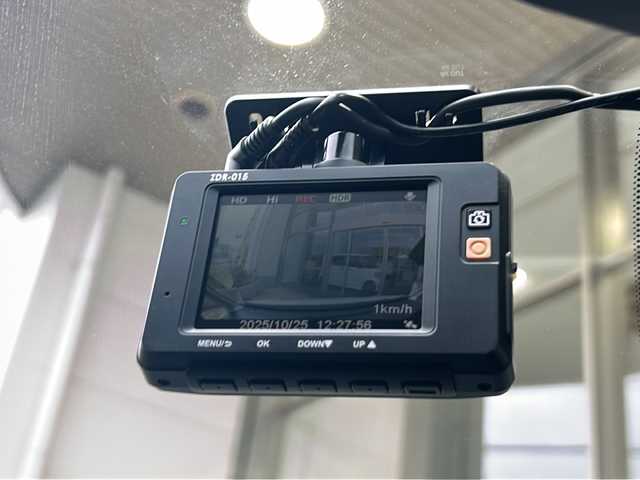 日産 セレナ ハイウェイスター 静岡県 2016(平28)年 8.9万km ブリリアントホワイトパール ストラーダナビ/・CD/DVD/・Bluetooth/・FM/AM/・SD/・フルセグTV/主要装備/・後席フリップダウンモニター/・エマージェンシーブレーキ/・両側パワースライドドア/・前後ドライブレコーダー/・ビルトインＥＴＣ/・ＬＥＤヘッドライト/・16インチ純正アルミ/・バックカメラ/・レーダー探知機/・車線逸脱警報/・アイドリングストップ/・横滑り防止装置/・オートライト/・フォグランプ