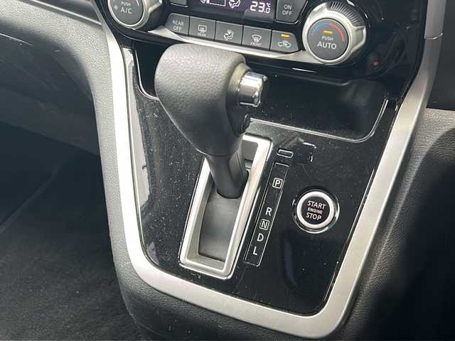 日産 セレナ ハイウェイスター 静岡県 2016(平28)年 8.9万km ブリリアントホワイトパール ストラーダナビ/・CD/DVD/・Bluetooth/・FM/AM/・SD/・フルセグTV/主要装備/・後席フリップダウンモニター/・エマージェンシーブレーキ/・両側パワースライドドア/・前後ドライブレコーダー/・ビルトインＥＴＣ/・ＬＥＤヘッドライト/・16インチ純正アルミ/・バックカメラ/・レーダー探知機/・車線逸脱警報/・アイドリングストップ/・横滑り防止装置/・オートライト/・フォグランプ