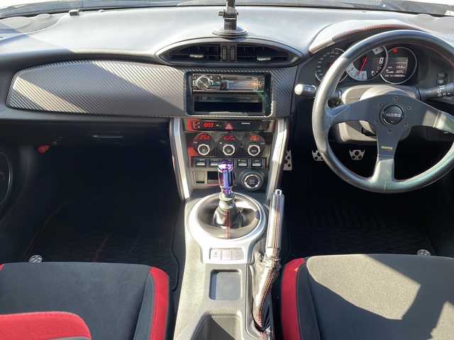 トヨタ ８６ GT 道東・釧路十勝 2017(平29)年 16.9万km クリスタルホワイトパール ・６速MT/・社外カーオーディオ/（CD/BT/USB）/・10型ドラレコ付きデジタルミラー/・LEDヘッドライト/・オートライト/・横滑り防止/・純正フロアマット/・プッシュスタート/・スマートキー/・取扱説明書/・純正アルミホイール/・社外アルミホイール付冬タイヤ積込（205/55/R16）/2020年製造　残7ミリ