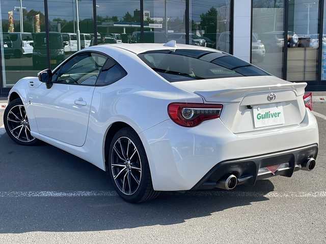 トヨタ ８６ GT 道東・釧路十勝 2017(平29)年 16.9万km クリスタルホワイトパール ・６速MT/・社外カーオーディオ/（CD/BT/USB）/・10型ドラレコ付きデジタルミラー/・LEDヘッドライト/・オートライト/・横滑り防止/・純正フロアマット/・プッシュスタート/・スマートキー/・取扱説明書/・純正アルミホイール/・社外アルミホイール付冬タイヤ積込（205/55/R16）/2020年製造　残7ミリ