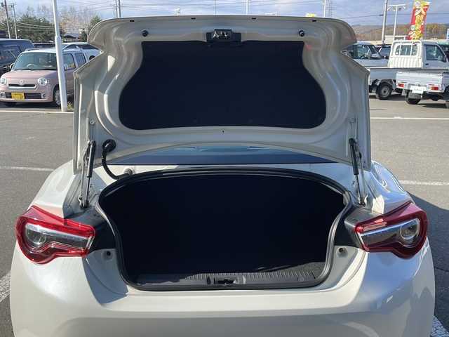 トヨタ ８６ GT 道東・釧路十勝 2017(平29)年 16.9万km クリスタルホワイトパール ・６速MT/・社外カーオーディオ/（CD/BT/USB）/・10型ドラレコ付きデジタルミラー/・LEDヘッドライト/・オートライト/・横滑り防止/・純正フロアマット/・プッシュスタート/・スマートキー/・取扱説明書/・純正アルミホイール/・社外アルミホイール付冬タイヤ積込（205/55/R16）/2020年製造　残7ミリ