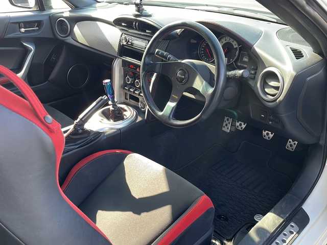 トヨタ ８６ GT 道東・釧路十勝 2017(平29)年 16.9万km クリスタルホワイトパール ・６速MT/・社外カーオーディオ/（CD/BT/USB）/・10型ドラレコ付きデジタルミラー/・LEDヘッドライト/・オートライト/・横滑り防止/・純正フロアマット/・プッシュスタート/・スマートキー/・取扱説明書/・純正アルミホイール/・社外アルミホイール付冬タイヤ積込（205/55/R16）/2020年製造　残7ミリ