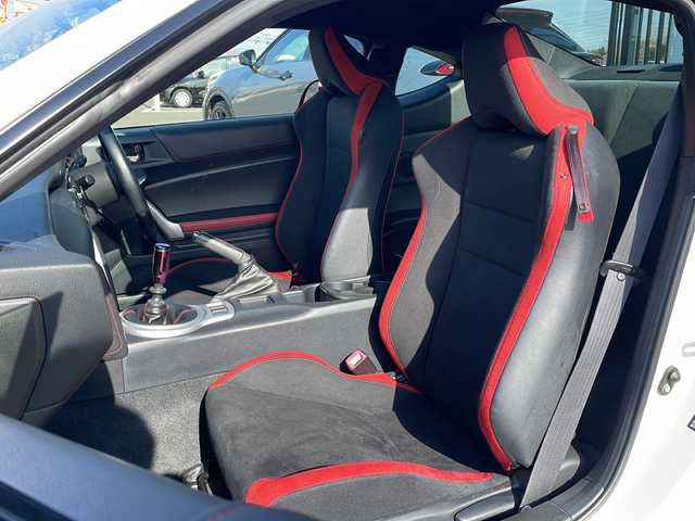 トヨタ ８６ GT 道東・釧路十勝 2017(平29)年 16.9万km クリスタルホワイトパール ・６速MT/・社外カーオーディオ/（CD/BT/USB）/・10型ドラレコ付きデジタルミラー/・LEDヘッドライト/・オートライト/・横滑り防止/・純正フロアマット/・プッシュスタート/・スマートキー/・取扱説明書/・純正アルミホイール/・社外アルミホイール付冬タイヤ積込（205/55/R16）/2020年製造　残7ミリ