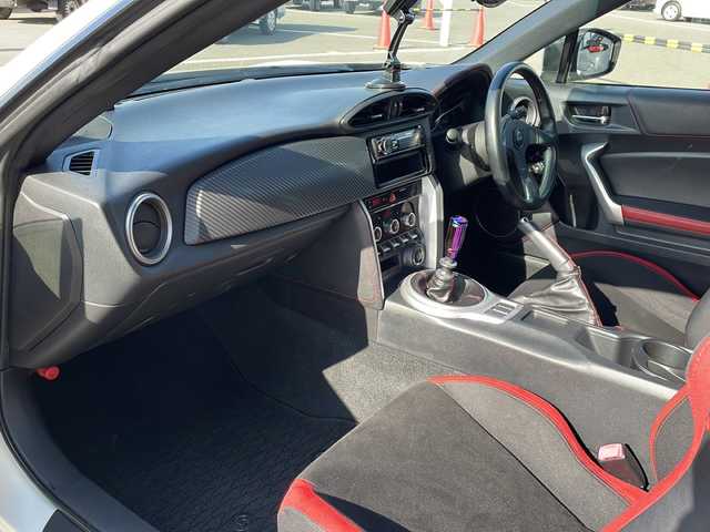 トヨタ ８６ GT 道東・釧路十勝 2017(平29)年 16.9万km クリスタルホワイトパール ・６速MT/・社外カーオーディオ/（CD/BT/USB）/・10型ドラレコ付きデジタルミラー/・LEDヘッドライト/・オートライト/・横滑り防止/・純正フロアマット/・プッシュスタート/・スマートキー/・取扱説明書/・純正アルミホイール/・社外アルミホイール付冬タイヤ積込（205/55/R16）/2020年製造　残7ミリ