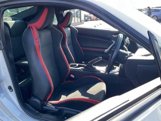 トヨタ ８６ GT 道東・釧路十勝 2017(平29)年 16.9万km クリスタルホワイトパール ・６速MT/・社外カーオーディオ/（CD/BT/USB）/・10型ドラレコ付きデジタルミラー/・LEDヘッドライト/・オートライト/・横滑り防止/・純正フロアマット/・プッシュスタート/・スマートキー/・取扱説明書/・純正アルミホイール/・社外アルミホイール付冬タイヤ積込（205/55/R16）/2020年製造　残7ミリ