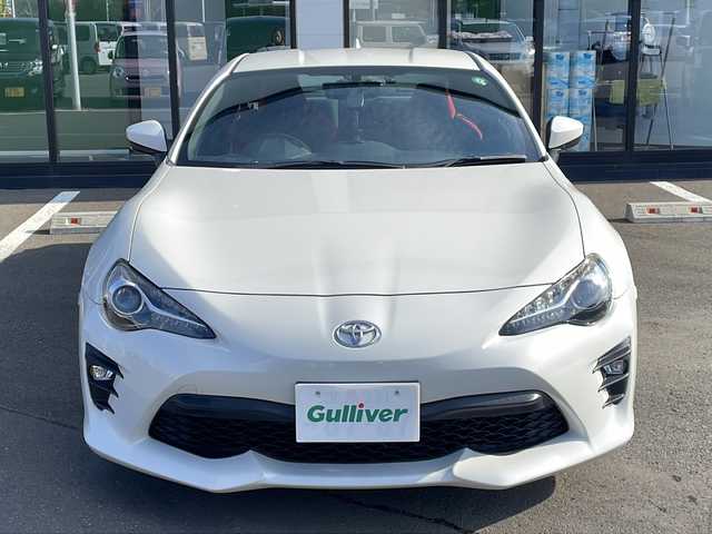 トヨタ ８６ GT 道東・釧路十勝 2017(平29)年 16.9万km クリスタルホワイトパール ・６速MT/・社外カーオーディオ/（CD/BT/USB）/・10型ドラレコ付きデジタルミラー/・LEDヘッドライト/・オートライト/・横滑り防止/・純正フロアマット/・プッシュスタート/・スマートキー/・取扱説明書/・純正アルミホイール/・社外アルミホイール付冬タイヤ積込（205/55/R16）/2020年製造　残7ミリ