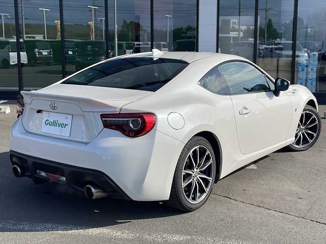 トヨタ ８６ GT 道東・釧路十勝 2017(平29)年 16.9万km クリスタルホワイトパール ・６速MT/・社外カーオーディオ/（CD/BT/USB）/・10型ドラレコ付きデジタルミラー/・LEDヘッドライト/・オートライト/・横滑り防止/・純正フロアマット/・プッシュスタート/・スマートキー/・取扱説明書/・純正アルミホイール/・社外アルミホイール付冬タイヤ積込（205/55/R16）/2020年製造　残7ミリ