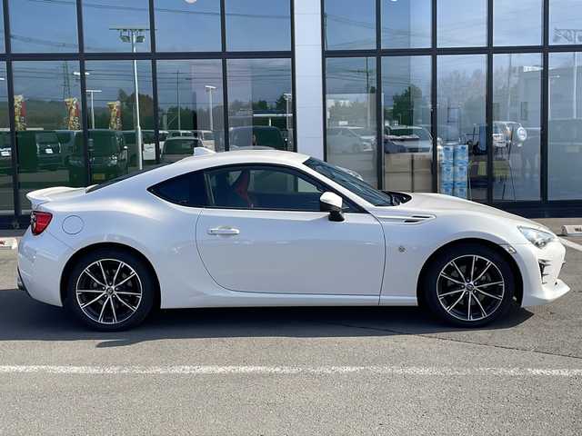 トヨタ ８６ GT 道東・釧路十勝 2017(平29)年 16.9万km クリスタルホワイトパール ・６速MT/・社外カーオーディオ/（CD/BT/USB）/・10型ドラレコ付きデジタルミラー/・LEDヘッドライト/・オートライト/・横滑り防止/・純正フロアマット/・プッシュスタート/・スマートキー/・取扱説明書/・純正アルミホイール/・社外アルミホイール付冬タイヤ積込（205/55/R16）/2020年製造　残7ミリ