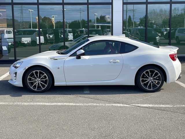 トヨタ ８６ GT 道東・釧路十勝 2017(平29)年 16.9万km クリスタルホワイトパール ・６速MT/・社外カーオーディオ/（CD/BT/USB）/・10型ドラレコ付きデジタルミラー/・LEDヘッドライト/・オートライト/・横滑り防止/・純正フロアマット/・プッシュスタート/・スマートキー/・取扱説明書/・純正アルミホイール/・社外アルミホイール付冬タイヤ積込（205/55/R16）/2020年製造　残7ミリ