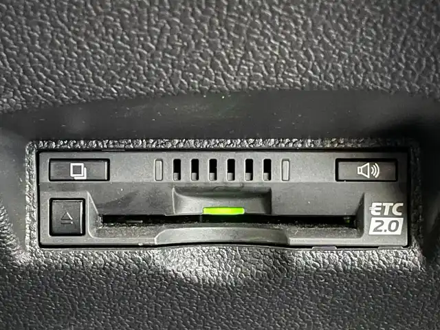 トヨタ プリウス S ツーリングセレクション 島根県 2017(平29)年 8.8万km アティチュードブラックマイカ 登録時走行距離87214km/取扱説明書/純正9型ナビゲーション(DSZT-YC4T)/Bluetooth/AM/FM/DVD/フルセグテレビ/バックカメラ/シートヒーター（DN席）/合皮シート/プッシュスタート/スマートキー/横滑り防止装置/LEDヘッドライト/純正17インチアルミホイール/ビルドインETC/純正フロアマット