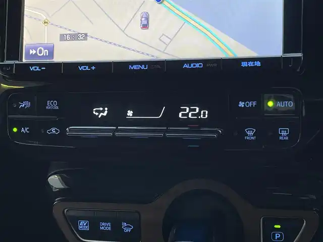 トヨタ プリウス S ツーリングセレクション 島根県 2017(平29)年 8.8万km アティチュードブラックマイカ 登録時走行距離87214km/取扱説明書/純正9型ナビゲーション(DSZT-YC4T)/Bluetooth/AM/FM/DVD/フルセグテレビ/バックカメラ/シートヒーター（DN席）/合皮シート/プッシュスタート/スマートキー/横滑り防止装置/LEDヘッドライト/純正17インチアルミホイール/ビルドインETC/純正フロアマット