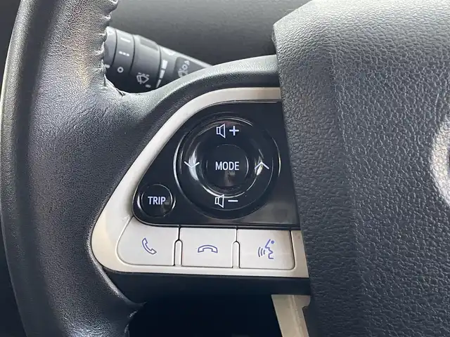 トヨタ プリウス S ツーリングセレクション 島根県 2017(平29)年 8.8万km アティチュードブラックマイカ 登録時走行距離87214km/取扱説明書/純正9型ナビゲーション(DSZT-YC4T)/Bluetooth/AM/FM/DVD/フルセグテレビ/バックカメラ/シートヒーター（DN席）/合皮シート/プッシュスタート/スマートキー/横滑り防止装置/LEDヘッドライト/純正17インチアルミホイール/ビルドインETC/純正フロアマット