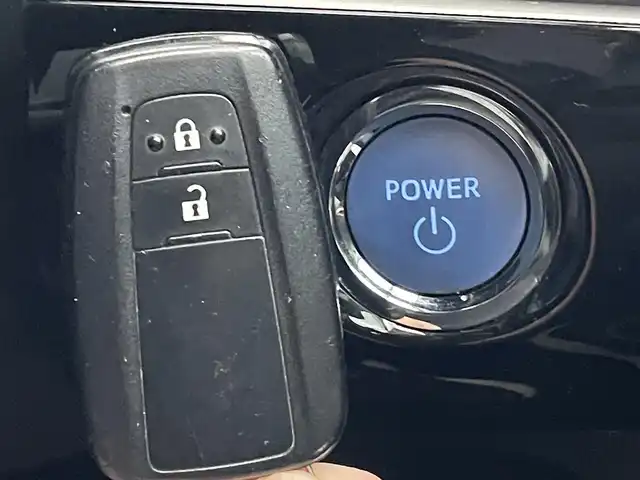 トヨタ プリウス S ツーリングセレクション 島根県 2017(平29)年 8.8万km アティチュードブラックマイカ 登録時走行距離87214km/取扱説明書/純正9型ナビゲーション(DSZT-YC4T)/Bluetooth/AM/FM/DVD/フルセグテレビ/バックカメラ/シートヒーター（DN席）/合皮シート/プッシュスタート/スマートキー/横滑り防止装置/LEDヘッドライト/純正17インチアルミホイール/ビルドインETC/純正フロアマット