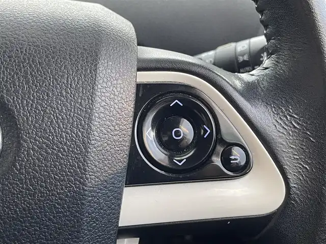 トヨタ プリウス S ツーリングセレクション 島根県 2017(平29)年 8.8万km アティチュードブラックマイカ 登録時走行距離87214km/取扱説明書/純正9型ナビゲーション(DSZT-YC4T)/Bluetooth/AM/FM/DVD/フルセグテレビ/バックカメラ/シートヒーター（DN席）/合皮シート/プッシュスタート/スマートキー/横滑り防止装置/LEDヘッドライト/純正17インチアルミホイール/ビルドインETC/純正フロアマット