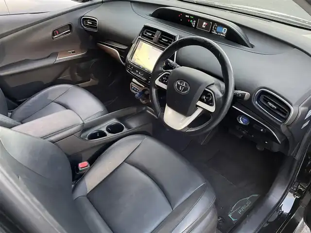 トヨタ プリウス S ツーリングセレクション 島根県 2017(平29)年 8.8万km アティチュードブラックマイカ 登録時走行距離87214km/取扱説明書/純正9型ナビゲーション(DSZT-YC4T)/Bluetooth/AM/FM/DVD/フルセグテレビ/バックカメラ/シートヒーター（DN席）/合皮シート/プッシュスタート/スマートキー/横滑り防止装置/LEDヘッドライト/純正17インチアルミホイール/ビルドインETC/純正フロアマット