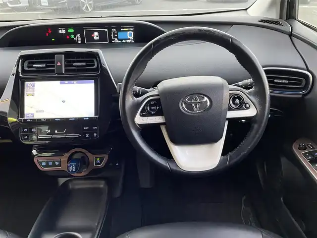 トヨタ プリウス S ツーリングセレクション 島根県 2017(平29)年 8.8万km アティチュードブラックマイカ 登録時走行距離87214km/取扱説明書/純正9型ナビゲーション(DSZT-YC4T)/Bluetooth/AM/FM/DVD/フルセグテレビ/バックカメラ/シートヒーター（DN席）/合皮シート/プッシュスタート/スマートキー/横滑り防止装置/LEDヘッドライト/純正17インチアルミホイール/ビルドインETC/純正フロアマット