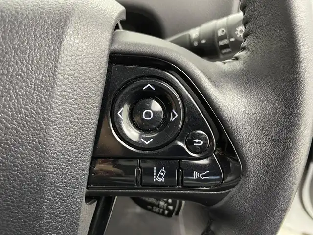 トヨタ プリウス A 富山県 2020(令2)年 4.7万km プラチナホワイトパールマイカ 純正SDナビ(AM/FM/BT/DVD/CD)/バックカメラ/フルセグTV/レーダークルーズコントロール/ブラインドスポットモニター/ヘッドアップディスプレイ/衝突軽減システム/コーナーセンサー/リヤクロストラフィックアラート/先行車発信告知/ロードサインアシスト/レーンキープアシスト/パーキングサポートブレーキ/オートLEDライト/オートマチックハイビーム/横滑り防止装置/盗難防止装置/ビルトインETC/ドライブレコーダー/パワーシート　運転席/フロアマット純正/スマートキー