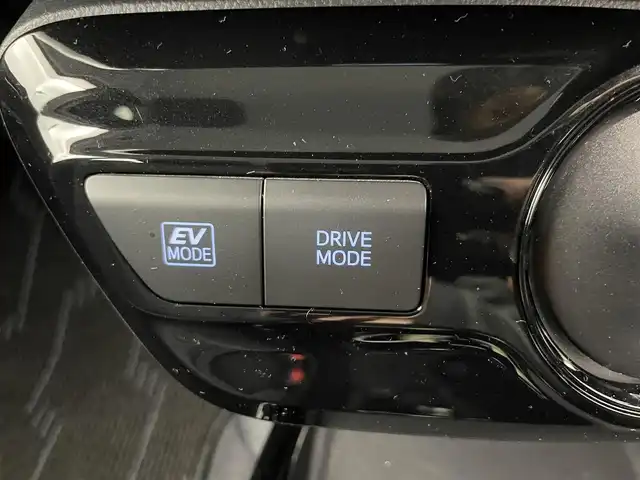 トヨタ プリウス A 富山県 2020(令2)年 4.7万km プラチナホワイトパールマイカ 純正SDナビ(AM/FM/BT/DVD/CD)/バックカメラ/フルセグTV/レーダークルーズコントロール/ブラインドスポットモニター/ヘッドアップディスプレイ/衝突軽減システム/コーナーセンサー/リヤクロストラフィックアラート/先行車発信告知/ロードサインアシスト/レーンキープアシスト/パーキングサポートブレーキ/オートLEDライト/オートマチックハイビーム/横滑り防止装置/盗難防止装置/ビルトインETC/ドライブレコーダー/パワーシート　運転席/フロアマット純正/スマートキー