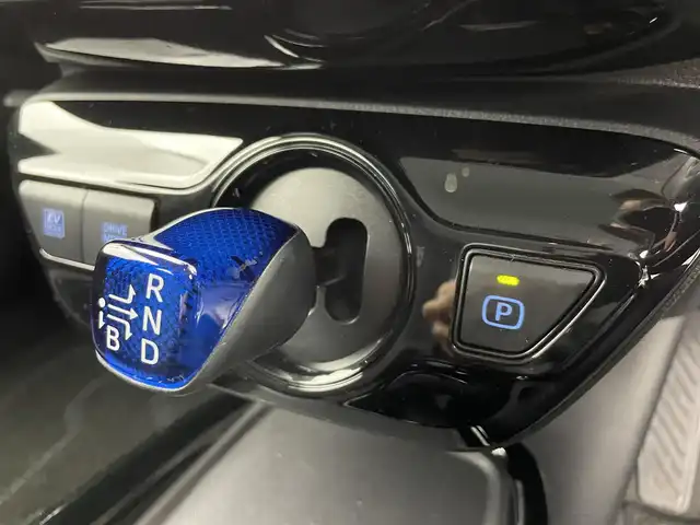 トヨタ プリウス A 富山県 2020(令2)年 4.7万km プラチナホワイトパールマイカ 純正SDナビ(AM/FM/BT/DVD/CD)/バックカメラ/フルセグTV/レーダークルーズコントロール/ブラインドスポットモニター/ヘッドアップディスプレイ/衝突軽減システム/コーナーセンサー/リヤクロストラフィックアラート/先行車発信告知/ロードサインアシスト/レーンキープアシスト/パーキングサポートブレーキ/オートLEDライト/オートマチックハイビーム/横滑り防止装置/盗難防止装置/ビルトインETC/ドライブレコーダー/パワーシート　運転席/フロアマット純正/スマートキー