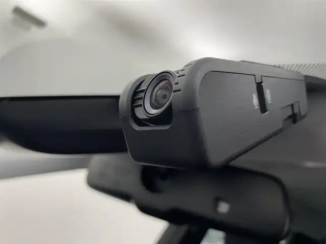 トヨタ プリウス A 富山県 2020(令2)年 4.7万km プラチナホワイトパールマイカ 純正SDナビ(AM/FM/BT/DVD/CD)/バックカメラ/フルセグTV/レーダークルーズコントロール/ブラインドスポットモニター/ヘッドアップディスプレイ/衝突軽減システム/コーナーセンサー/リヤクロストラフィックアラート/先行車発信告知/ロードサインアシスト/レーンキープアシスト/パーキングサポートブレーキ/オートLEDライト/オートマチックハイビーム/横滑り防止装置/盗難防止装置/ビルトインETC/ドライブレコーダー/パワーシート　運転席/フロアマット純正/スマートキー