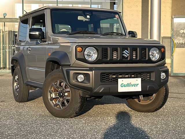 スズキ ジムニー シエラ JC 愛知県 2023(令5)年 2.4万km ミディアムグレー 登録時走行距離23765km/社外7インチSDナビ/（Bluetooth/フルセグTV/DVD)/スズキセーフティー/プリクラッシュセーフティー/先行車発進告知/車線逸脱警報/ロードサインアシスト/クルーズコントロール/ダウンヒル/アイドリングストップ/前席シートヒーター/USB端子/盗難防止/ステアリングスイッチ/革巻きステアリング/横滑り防止/オートライト/フォグランプ/LED/フロアマット/スマートキー