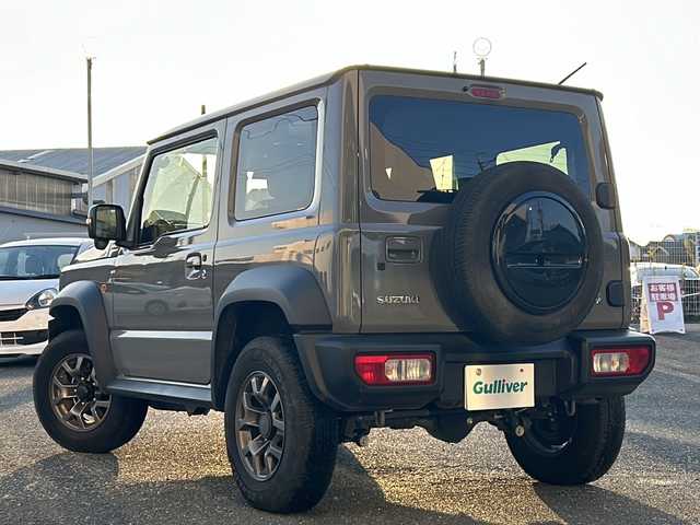 スズキ ジムニー シエラ JC 愛知県 2023(令5)年 2.4万km ミディアムグレー 登録時走行距離23765km/社外7インチSDナビ/（Bluetooth/フルセグTV/DVD)/スズキセーフティー/プリクラッシュセーフティー/先行車発進告知/車線逸脱警報/ロードサインアシスト/クルーズコントロール/ダウンヒル/アイドリングストップ/前席シートヒーター/USB端子/盗難防止/ステアリングスイッチ/革巻きステアリング/横滑り防止/オートライト/フォグランプ/LED/フロアマット/スマートキー