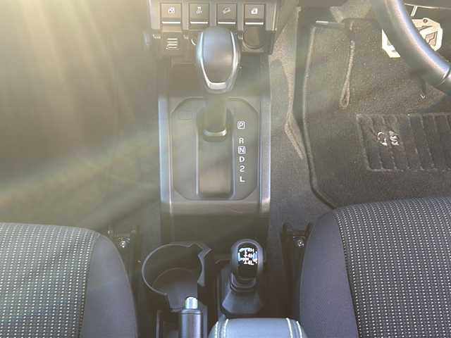 スズキ ジムニー シエラ JC 愛知県 2023(令5)年 2.4万km ミディアムグレー 登録時走行距離23765km/社外7インチSDナビ/（Bluetooth/フルセグTV/DVD)/スズキセーフティー/プリクラッシュセーフティー/先行車発進告知/車線逸脱警報/ロードサインアシスト/クルーズコントロール/ダウンヒル/アイドリングストップ/前席シートヒーター/USB端子/盗難防止/ステアリングスイッチ/革巻きステアリング/横滑り防止/オートライト/フォグランプ/LED/フロアマット/スマートキー