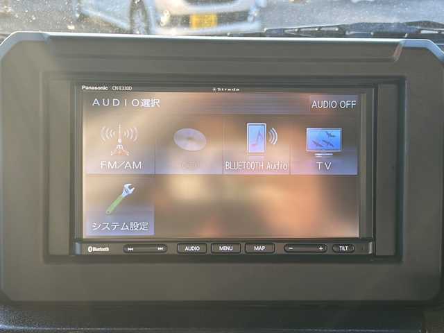 スズキ ジムニー シエラ JC 愛知県 2023(令5)年 2.4万km ミディアムグレー 登録時走行距離23765km/社外7インチSDナビ/（Bluetooth/フルセグTV/DVD)/スズキセーフティー/プリクラッシュセーフティー/先行車発進告知/車線逸脱警報/ロードサインアシスト/クルーズコントロール/ダウンヒル/アイドリングストップ/前席シートヒーター/USB端子/盗難防止/ステアリングスイッチ/革巻きステアリング/横滑り防止/オートライト/フォグランプ/LED/フロアマット/スマートキー