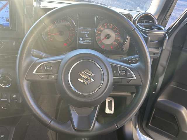 スズキ ジムニー シエラ JC 愛知県 2023(令5)年 2.4万km ミディアムグレー 登録時走行距離23765km/社外7インチSDナビ/（Bluetooth/フルセグTV/DVD)/スズキセーフティー/プリクラッシュセーフティー/先行車発進告知/車線逸脱警報/ロードサインアシスト/クルーズコントロール/ダウンヒル/アイドリングストップ/前席シートヒーター/USB端子/盗難防止/ステアリングスイッチ/革巻きステアリング/横滑り防止/オートライト/フォグランプ/LED/フロアマット/スマートキー