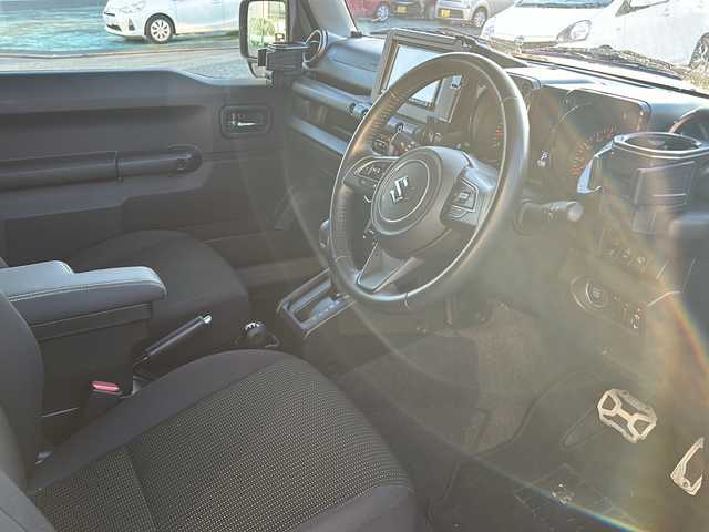 スズキ ジムニー シエラ JC 愛知県 2023(令5)年 2.4万km ミディアムグレー 登録時走行距離23765km/社外7インチSDナビ/（Bluetooth/フルセグTV/DVD)/スズキセーフティー/プリクラッシュセーフティー/先行車発進告知/車線逸脱警報/ロードサインアシスト/クルーズコントロール/ダウンヒル/アイドリングストップ/前席シートヒーター/USB端子/盗難防止/ステアリングスイッチ/革巻きステアリング/横滑り防止/オートライト/フォグランプ/LED/フロアマット/スマートキー