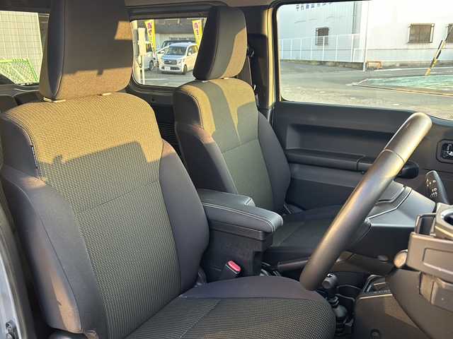 スズキ ジムニー シエラ JC 愛知県 2023(令5)年 2.4万km ミディアムグレー 登録時走行距離23765km/社外7インチSDナビ/（Bluetooth/フルセグTV/DVD)/スズキセーフティー/プリクラッシュセーフティー/先行車発進告知/車線逸脱警報/ロードサインアシスト/クルーズコントロール/ダウンヒル/アイドリングストップ/前席シートヒーター/USB端子/盗難防止/ステアリングスイッチ/革巻きステアリング/横滑り防止/オートライト/フォグランプ/LED/フロアマット/スマートキー