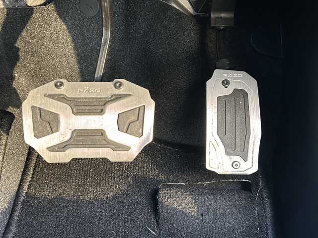 スズキ ジムニー シエラ JC 愛知県 2023(令5)年 2.4万km ミディアムグレー 登録時走行距離23765km/社外7インチSDナビ/（Bluetooth/フルセグTV/DVD)/スズキセーフティー/プリクラッシュセーフティー/先行車発進告知/車線逸脱警報/ロードサインアシスト/クルーズコントロール/ダウンヒル/アイドリングストップ/前席シートヒーター/USB端子/盗難防止/ステアリングスイッチ/革巻きステアリング/横滑り防止/オートライト/フォグランプ/LED/フロアマット/スマートキー