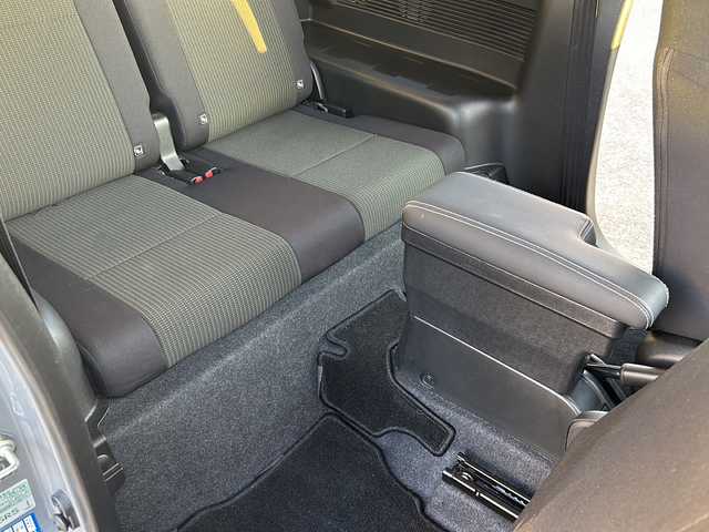 スズキ ジムニー シエラ JC 愛知県 2023(令5)年 2.4万km ミディアムグレー 登録時走行距離23765km/社外7インチSDナビ/（Bluetooth/フルセグTV/DVD)/スズキセーフティー/プリクラッシュセーフティー/先行車発進告知/車線逸脱警報/ロードサインアシスト/クルーズコントロール/ダウンヒル/アイドリングストップ/前席シートヒーター/USB端子/盗難防止/ステアリングスイッチ/革巻きステアリング/横滑り防止/オートライト/フォグランプ/LED/フロアマット/スマートキー