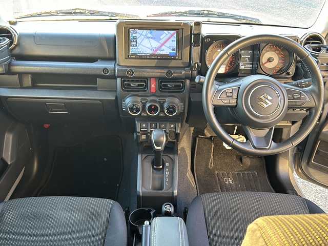 スズキ ジムニー シエラ JC 愛知県 2023(令5)年 2.4万km ミディアムグレー 登録時走行距離23765km/社外7インチSDナビ/（Bluetooth/フルセグTV/DVD)/スズキセーフティー/プリクラッシュセーフティー/先行車発進告知/車線逸脱警報/ロードサインアシスト/クルーズコントロール/ダウンヒル/アイドリングストップ/前席シートヒーター/USB端子/盗難防止/ステアリングスイッチ/革巻きステアリング/横滑り防止/オートライト/フォグランプ/LED/フロアマット/スマートキー