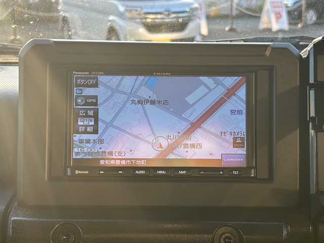 スズキ ジムニー シエラ JC 愛知県 2023(令5)年 2.4万km ミディアムグレー 登録時走行距離23765km/社外7インチSDナビ/（Bluetooth/フルセグTV/DVD)/スズキセーフティー/プリクラッシュセーフティー/先行車発進告知/車線逸脱警報/ロードサインアシスト/クルーズコントロール/ダウンヒル/アイドリングストップ/前席シートヒーター/USB端子/盗難防止/ステアリングスイッチ/革巻きステアリング/横滑り防止/オートライト/フォグランプ/LED/フロアマット/スマートキー