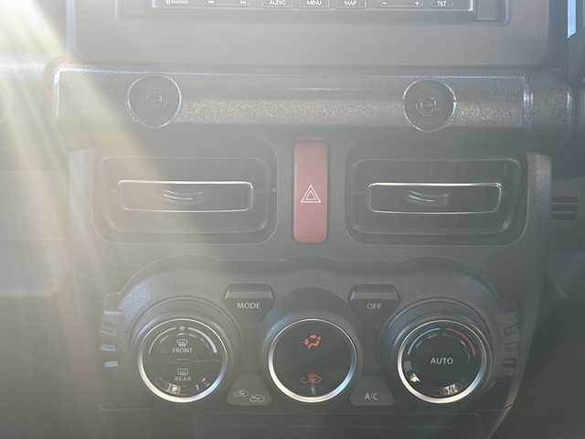 スズキ ジムニー シエラ JC 愛知県 2023(令5)年 2.4万km ミディアムグレー 登録時走行距離23765km/社外7インチSDナビ/（Bluetooth/フルセグTV/DVD)/スズキセーフティー/プリクラッシュセーフティー/先行車発進告知/車線逸脱警報/ロードサインアシスト/クルーズコントロール/ダウンヒル/アイドリングストップ/前席シートヒーター/USB端子/盗難防止/ステアリングスイッチ/革巻きステアリング/横滑り防止/オートライト/フォグランプ/LED/フロアマット/スマートキー