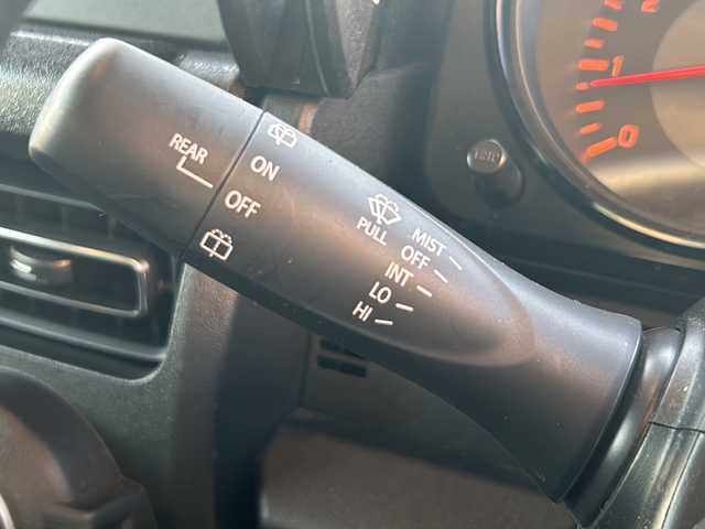 スズキ ジムニー シエラ JC 愛知県 2023(令5)年 2.4万km ミディアムグレー 登録時走行距離23765km/社外7インチSDナビ/（Bluetooth/フルセグTV/DVD)/スズキセーフティー/プリクラッシュセーフティー/先行車発進告知/車線逸脱警報/ロードサインアシスト/クルーズコントロール/ダウンヒル/アイドリングストップ/前席シートヒーター/USB端子/盗難防止/ステアリングスイッチ/革巻きステアリング/横滑り防止/オートライト/フォグランプ/LED/フロアマット/スマートキー