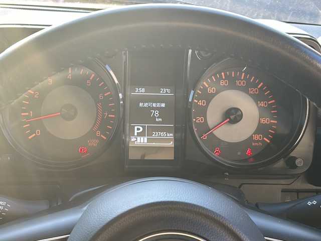 スズキ ジムニー シエラ JC 愛知県 2023(令5)年 2.4万km ミディアムグレー 登録時走行距離23765km/社外7インチSDナビ/（Bluetooth/フルセグTV/DVD)/スズキセーフティー/プリクラッシュセーフティー/先行車発進告知/車線逸脱警報/ロードサインアシスト/クルーズコントロール/ダウンヒル/アイドリングストップ/前席シートヒーター/USB端子/盗難防止/ステアリングスイッチ/革巻きステアリング/横滑り防止/オートライト/フォグランプ/LED/フロアマット/スマートキー