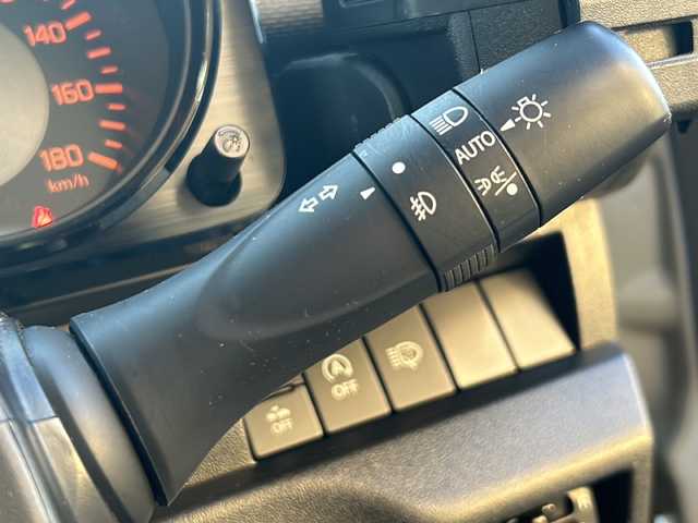 スズキ ジムニー シエラ JC 愛知県 2023(令5)年 2.4万km ミディアムグレー 登録時走行距離23765km/社外7インチSDナビ/（Bluetooth/フルセグTV/DVD)/スズキセーフティー/プリクラッシュセーフティー/先行車発進告知/車線逸脱警報/ロードサインアシスト/クルーズコントロール/ダウンヒル/アイドリングストップ/前席シートヒーター/USB端子/盗難防止/ステアリングスイッチ/革巻きステアリング/横滑り防止/オートライト/フォグランプ/LED/フロアマット/スマートキー