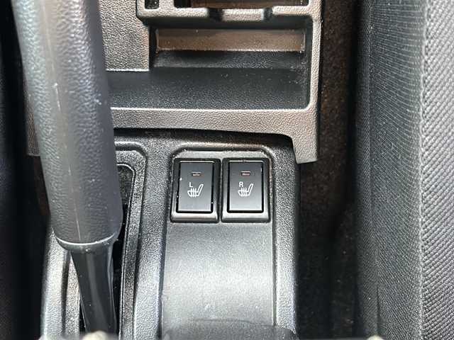 スズキ ジムニー シエラ JC 愛知県 2023(令5)年 2.4万km ミディアムグレー 登録時走行距離23765km/社外7インチSDナビ/（Bluetooth/フルセグTV/DVD)/スズキセーフティー/プリクラッシュセーフティー/先行車発進告知/車線逸脱警報/ロードサインアシスト/クルーズコントロール/ダウンヒル/アイドリングストップ/前席シートヒーター/USB端子/盗難防止/ステアリングスイッチ/革巻きステアリング/横滑り防止/オートライト/フォグランプ/LED/フロアマット/スマートキー