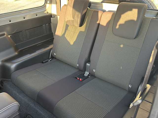 スズキ ジムニー シエラ JC 愛知県 2023(令5)年 2.4万km ミディアムグレー 登録時走行距離23765km/社外7インチSDナビ/（Bluetooth/フルセグTV/DVD)/スズキセーフティー/プリクラッシュセーフティー/先行車発進告知/車線逸脱警報/ロードサインアシスト/クルーズコントロール/ダウンヒル/アイドリングストップ/前席シートヒーター/USB端子/盗難防止/ステアリングスイッチ/革巻きステアリング/横滑り防止/オートライト/フォグランプ/LED/フロアマット/スマートキー