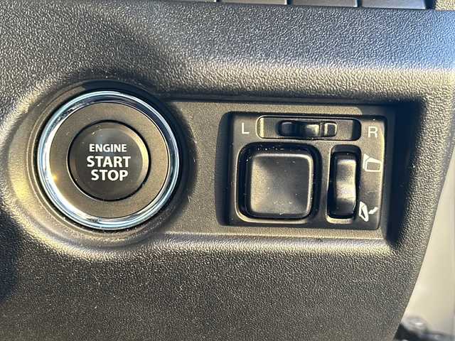 スズキ ジムニー シエラ JC 愛知県 2023(令5)年 2.4万km ミディアムグレー 登録時走行距離23765km/社外7インチSDナビ/（Bluetooth/フルセグTV/DVD)/スズキセーフティー/プリクラッシュセーフティー/先行車発進告知/車線逸脱警報/ロードサインアシスト/クルーズコントロール/ダウンヒル/アイドリングストップ/前席シートヒーター/USB端子/盗難防止/ステアリングスイッチ/革巻きステアリング/横滑り防止/オートライト/フォグランプ/LED/フロアマット/スマートキー