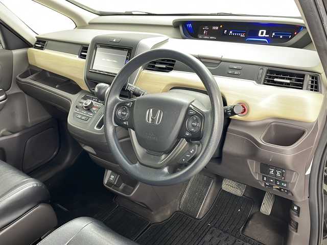 ホンダ フリード G ホンダセンシング 道央・札幌 2020(令2)年 5.9万km プレミアムスパークルブラックパール ・4WD/・寒冷地仕様/・ホンダセンシング/・アダプティブクルーズコントロール/・横滑り防止装置/・レーンキープアシスト/・純正ナビ（VXM-195VFi）/・BT/CD/DVD/SD/フルセグTV/・バックカメラ/・純正フリップダウンモニター/・両側パワースライドドア/・前席シートヒーター/・フロントワイパーデアイサー/・ドアミラーヒーター/・オートライト/・LEDヘッドライト/・積込スタッドレス社外AW付