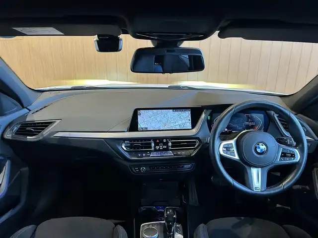 ＢＭＷ １１８ｄ Mスポーツ 宮城県 2020(令2)年 0.9万km 白 iDriveナビゲーションパッケージ/コンフォートパッケージ/Mスポーツプラスパッケージ/アクティブクルーズコントロール/レーンディパーチャーウォーニング/インテリジェントセーフティ/社外地デジチューナー/バックカメラ/前後PDC/パーキングアシスト/Mスポーツシート/Mシートベルト/Mリヤスポイラー/Mスポーツブレーキ/18インチMライトアロイホイールVスポークスタイリング554M/コンフォートアクセス/パワーバックドア/アンビエントライト/前後ドライブレコーダー/ETC2.0車載器