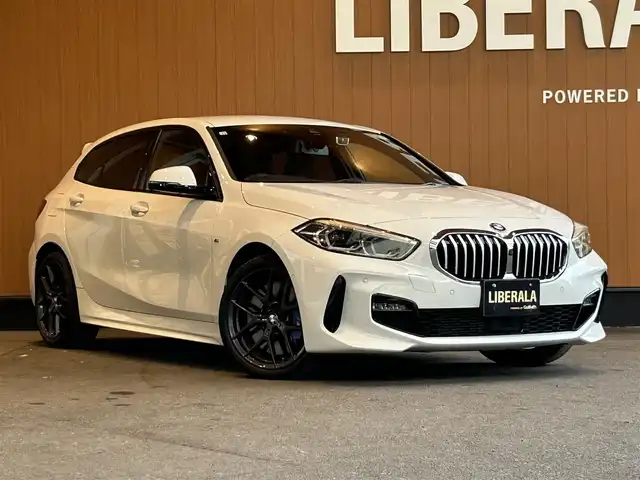 ＢＭＷ １１８ｄ Mスポーツ 宮城県 2020(令2)年 0.9万km 白 iDriveナビゲーションパッケージ/コンフォートパッケージ/Mスポーツプラスパッケージ/アクティブクルーズコントロール/レーンディパーチャーウォーニング/インテリジェントセーフティ/社外地デジチューナー/バックカメラ/前後PDC/パーキングアシスト/Mスポーツシート/Mシートベルト/Mリヤスポイラー/Mスポーツブレーキ/18インチMライトアロイホイールVスポークスタイリング554M/コンフォートアクセス/パワーバックドア/アンビエントライト/前後ドライブレコーダー/ETC2.0車載器