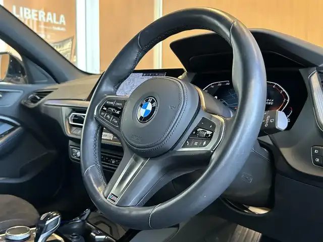 ＢＭＷ １１８ｄ Mスポーツ 宮城県 2020(令2)年 0.9万km 白 iDriveナビゲーションパッケージ/コンフォートパッケージ/Mスポーツプラスパッケージ/アクティブクルーズコントロール/レーンディパーチャーウォーニング/インテリジェントセーフティ/社外地デジチューナー/バックカメラ/前後PDC/パーキングアシスト/Mスポーツシート/Mシートベルト/Mリヤスポイラー/Mスポーツブレーキ/18インチMライトアロイホイールVスポークスタイリング554M/コンフォートアクセス/パワーバックドア/アンビエントライト/前後ドライブレコーダー/ETC2.0車載器