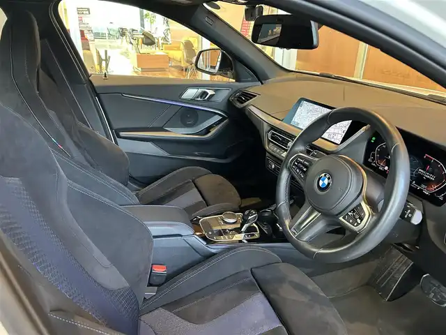 ＢＭＷ １１８ｄ Mスポーツ 宮城県 2020(令2)年 0.9万km 白 iDriveナビゲーションパッケージ/コンフォートパッケージ/Mスポーツプラスパッケージ/アクティブクルーズコントロール/レーンディパーチャーウォーニング/インテリジェントセーフティ/社外地デジチューナー/バックカメラ/前後PDC/パーキングアシスト/Mスポーツシート/Mシートベルト/Mリヤスポイラー/Mスポーツブレーキ/18インチMライトアロイホイールVスポークスタイリング554M/コンフォートアクセス/パワーバックドア/アンビエントライト/前後ドライブレコーダー/ETC2.0車載器