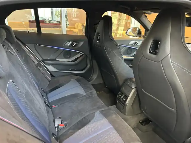 ＢＭＷ １１８ｄ Mスポーツ 宮城県 2020(令2)年 0.9万km 白 iDriveナビゲーションパッケージ/コンフォートパッケージ/Mスポーツプラスパッケージ/アクティブクルーズコントロール/レーンディパーチャーウォーニング/インテリジェントセーフティ/社外地デジチューナー/バックカメラ/前後PDC/パーキングアシスト/Mスポーツシート/Mシートベルト/Mリヤスポイラー/Mスポーツブレーキ/18インチMライトアロイホイールVスポークスタイリング554M/コンフォートアクセス/パワーバックドア/アンビエントライト/前後ドライブレコーダー/ETC2.0車載器