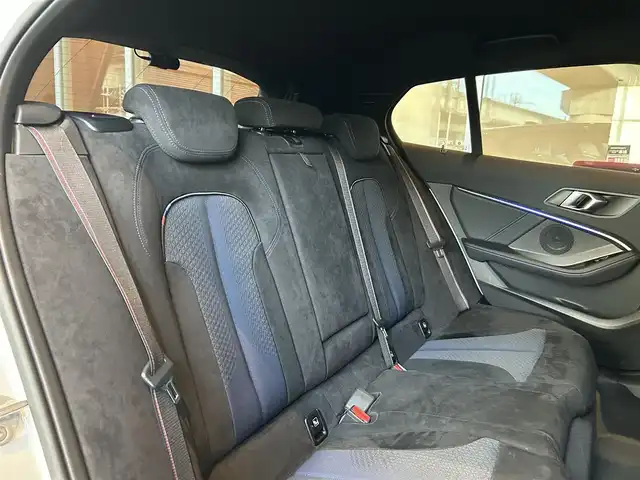 ＢＭＷ １１８ｄ Mスポーツ 宮城県 2020(令2)年 0.9万km 白 iDriveナビゲーションパッケージ/コンフォートパッケージ/Mスポーツプラスパッケージ/アクティブクルーズコントロール/レーンディパーチャーウォーニング/インテリジェントセーフティ/社外地デジチューナー/バックカメラ/前後PDC/パーキングアシスト/Mスポーツシート/Mシートベルト/Mリヤスポイラー/Mスポーツブレーキ/18インチMライトアロイホイールVスポークスタイリング554M/コンフォートアクセス/パワーバックドア/アンビエントライト/前後ドライブレコーダー/ETC2.0車載器